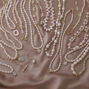 สร้อยคอสไตล์วินเทจแบบฝรั่งเศส บาร็อค ดีไซน์ไม่สมมาตร ประดับมุกน้ำจืดและเพทาย สไตล์ยุโรป-อเมริกัน สร้อยคล้องเสื้อแบบมุก - Product Image 1