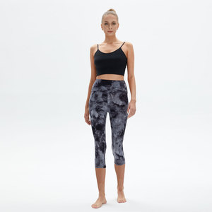 Leggings Capri pour femmes à taille haute, effet ventre plat, en Spandex/Polyester doux et respirant, imprimé par sublimation - Product Image 2