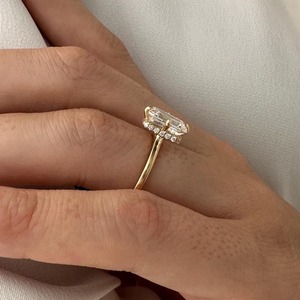 Anillo de compromiso con diamante cultivado en laboratorio, corte esmeralda, claridad VVS, certificado IGI, con halo oculto, 3 quilates, oro macizo de 14k/18k, moderno. - Product Image 5