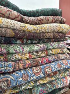 Couette en coton Kantha à motifs imprimés, couvre-lit indien fait main avec des motifs traditionnels imprimés au bloc, détails de couture Kantha - Product Image 2