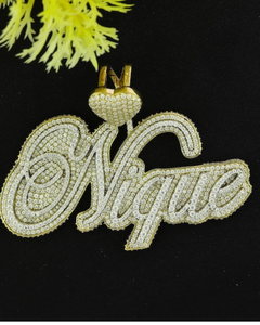 Colgante de Lujo Personalizado con Nombre en Moissanita, Corazón y Letra Inicial de Dos Capas Estilo HipHop, Plata de Ley 925 Bañada en Rodio/Oro - Product Image 1