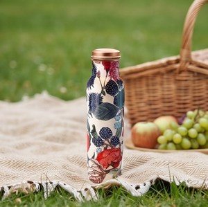 Botella de Agua Reutilizable con Estampado Floral y Tapa Roscada en Oro Rosa con Acabado Artístico Botánico - Product Image 6