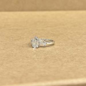 แหวนเพชรทรงลูกแพร์ทองคำขาว 18KT คลาสสิก เพชรเลี้ยงในห้องปฏิบัติการ LGD 1.50 กะรัต ดีไซน์เครื่องประดับหมั้นสมัยใหม่ - Product Image 2