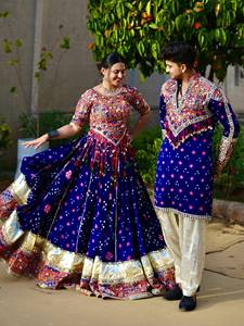 Lehenga de Algodón Muselina con Estampado Digital y Bordado de Espejo Real, Choli con Encaje y Latkan Colgante, Dupatta de Encaje Hecha a Mano para Fiesta - Product Image 1