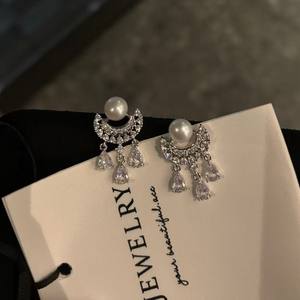 Boucles d'oreilles en cristal luxueuses pour femmes, nouveau style coréen, serties de diamants, perle blanche avec pompon, design goutte d'eau - Product Image 1