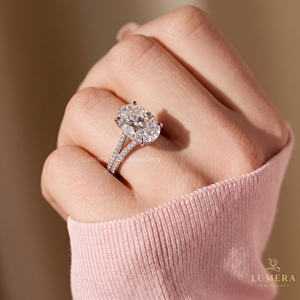 แหวนวินเทจทองคำขาว 14K-18K ประดับเพชรทรงรีเพาะเลี้ยงในห้องปฏิบัติการ รับรองโดย IGI ดีไซน์แบบ Solitaire สำหรับวันครบรอบ พร้อมก้านแหวนแบบแยกส่วนและฝังเพชรแบบ Pave ซ่อนอยู่ - Product Image 3
