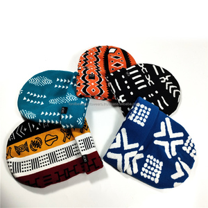 Gorro de Punto Jacquard con Patrón Geométrico Unisex, Gorro de Invierno Informal para Exteriores con Pedrería y Bordado 3D, 100% Acrílico, para Adultos - Product Image 1