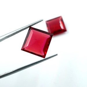 Par de Esmeraldas Rojas Cultivadas en Laboratorio: Facetadas Cuadradas, 11.80 ct, 2 Piezas - Product Image 3