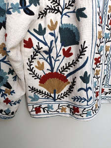 Veste en tissu Kantha pour femmes avec broderie Suzani faite à la main, vêtements indiens traditionnels, artisanat artisanal, manches longues - Product Image 4