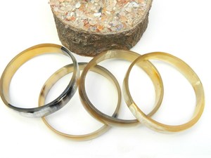 Brazalete Artesanal de Cuerno de Búfalo Pulido y Ecológico, Joyería de Estilo Étnico Vintage - Product Image 2