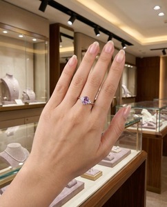 Anillo de Compromiso y Boda Fino para Mujer, con Amatista Natural Vintage de Corte Ovalado, Plata 925 con Engaste de Garras y Baño de Rodio - Product Image 1