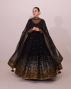 Robe indienne traditionnelle fantaisie en tulle souple avec broderies de fils et de sequins pour les occasions de mariage et les fêtes pour femmes - Product Image 5