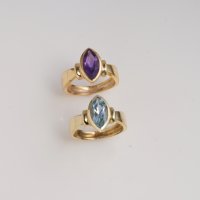 Bague en laiton plaqué or avec pierre de lune naturelle ovale sertie en canal, taille fixe, style minimaliste glamour, faite à la main pour femme