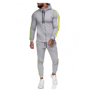Survêtement noir pour homme, manches longues, capuche, fermeture éclair, poches latérales, coupe ajustée, style sportif automne, 100% polyester, design rayé - Product Image 4