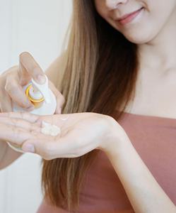 โลชั่นบำรุงผิวกายสูตรข้าวผสมโปรตีนไหม สำหรับทุกเพศทุกวัย ปราศจากน้ำหอมและพาราเบน ช่วยลดเลือนริ้วรอย - Product Image 3