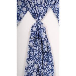 Bata de mujer de lujo hecha a mano con cuello en V, estampado floral, manga larga tres cuartos, 100% algodón, suave, transpirable y de secado rápido. - Product Image 3