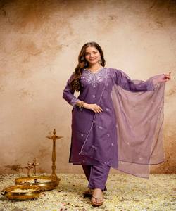 Conjunto de dos piezas de algodón romano con bordado de lujo y dupatta, estilo casual, en stock, prenda étnica de lujo, color morado. - Product Image 2