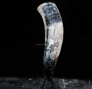 Cuerno Vikingo Tallado a Mano, Auténtico Cuerno para Beber Hecho a Mano con Soporte de Madera Sólida de la India - Product Image 5
