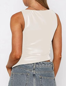 Chemisier élégant pour femme en similicuir à manches longues, coupe ajustée, style peplum, idéal pour les soirées décontractées ou les occasions habillées - Product Image 5