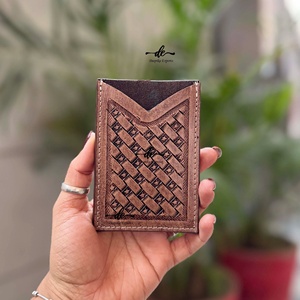 Porte-cartes ATM à sculpture usinée à la main de conception unique couleur marron porte-cartes de crédit en cuir occidental élégant sac à main pour unisexe - Product Image 1