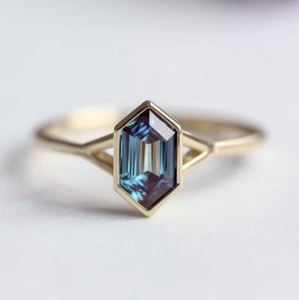 Bague de fiançailles minimaliste de luxe en Alexandrite, argent 925 plaqué or 14 carats, sertissage clos hexagonal, pour femme, idéale pour anniversaire ou soirée - Product Image 3