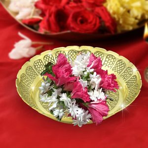 Assiette Prasadam en laiton faite à la main, Thali de Puja Nakshi, Assiette Bhog à motifs floraux en relief pour la décoration du Mandir Pooja et du temple domestique - Product Image 6