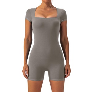 Mono deportivo de manga corta con cuello cuadrado, ajustado, de secado rápido, para yoga, con almohadillas en el pecho. - Product Image 1