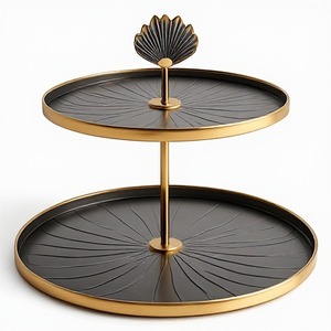 Elegante Soporte para Pastel de Latón con Acabado Dorado y Base Decorativa para Presentación de Postres de Lujo y Decoración de Eventos Premium - Product Image 1