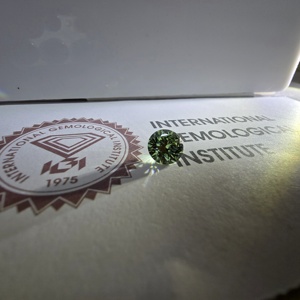 Diamante Cultivado en Laboratorio, Corte Brillante Redondo, Color Verde Intenso Fantasía, 2.3CT, VS2, Certificado IGI, Piedra Suelta - Product Image 4