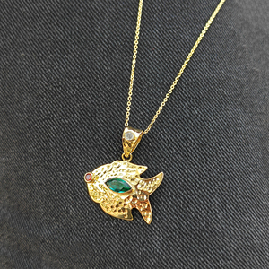 Collar de joyería con diseño de pez, colgante de pez dorado con gema hidrofacetada, textura martillada, metal de latón chapado en oro - Product Image 5