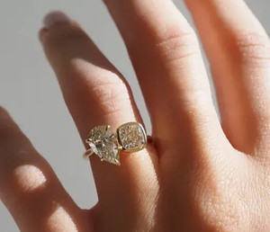 Bague de fiançailles et de mariage de luxe en diamant de qualité supérieure, taille poire et coussin, design Toi et Moi, certifiée IGI - Product Image 1