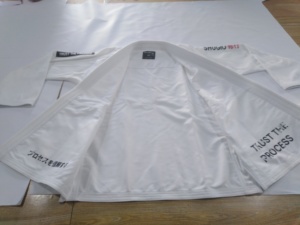 Uniforme de Jiu Jitsu Brasileño con Logotipo Personalizado Bordado, Kimono Gi 100% Algodón 450g de Secado Rápido y Transpirable en Negro, Blanco y Azul - Product Image 2