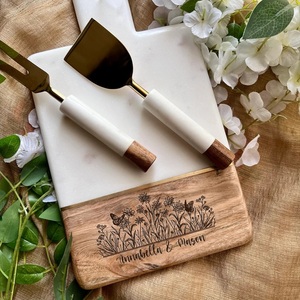 Juego de regalo de tabla de quesos personalizada de mármol y madera de acacia con cuchillos de queso de acero inoxidable dorado, tabla de charcutería personalizada - Product Image 4