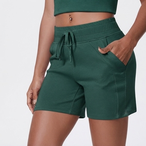 Shorts en molleton pour femme à ourlet effiloché, taille mi-haute, avec cordon de serrage, coupe droite, décontracté, coupe-vent - Product Image 6