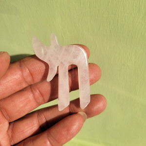 Pendentif juif sculpté en pierre précieuse naturelle de qualité supérieure avec symbole Chai hébreu de la vie, symbole de l'amour, du bonheur et de la guérison, cadeau de bijoux - Product Image 4