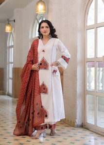 Traje de Mujer Blanco de Algodón Bordado con Dupatta Color Mostaza, Estilo Tradicional, Corte Regular, Largo hasta la Rodilla, Secado Rápido, Multi-estación - Product Image 3