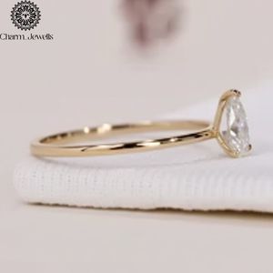 Bague de fiançailles classique pour femme Charm Jewells, trois pierres en moissanite taille coussin, plaqué or 18 carats, sertie à griffes, IGI - Product Image 6