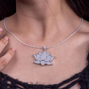 Pendentif Fleur de Lotus Sertie de Pierres Effet Diamant VVS pour Femme, Style Bijoux de Luxe Élégant HUMERA JEWELS - Product Image 3