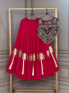 Lehenga Choli Romano de Lujo con Bordado Tradicional Gamthi, Trabajo Gota y Blusa de Diseñador para Venta al por Mayor - Product Image 1