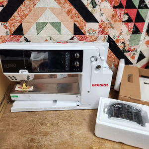 Paquete de tijeras de peluquería B-e-r-n-i-n-a 880 Plus más vendido con V9 Designer Plus y Jumbo Hoop - Product Image 1