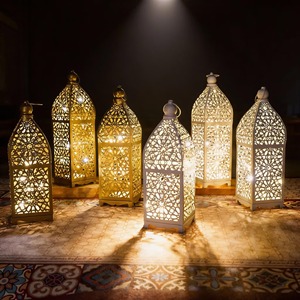 Farol Hecho a Mano de Acero Inoxidable con Acabado Dorado y Patrón Árabe para Decoración Navideña del Hogar, Iluminación Festiva, Centro de Mesa, India - Product Image 6