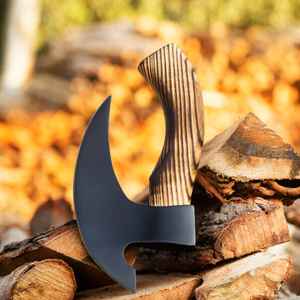 ขวานตัดพิซซ่าแบบวิกิ้ง ทำมือจากเหล็กกล้าคาร์บอนสูงเคลือบสีดำ เกรดอุตสาหกรรม พร้อมปลอกหนังและด้ามไม้ - Product Image 1