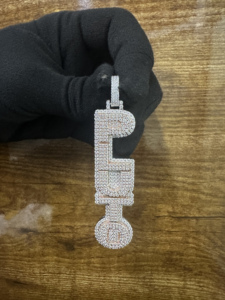 Colgante vertical con forma de letra personalizada de moissanita helada con micro pavé, de plata de ley, joyería hip hop, chapado en rodio, dije de lujo - Product Image 1