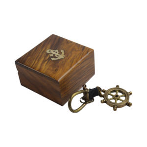 Llavero Decorativo con Diseño Náutico y Acabado Dorado, con Caja de Madera Color Marrón - Product Image 3