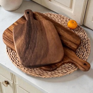 Tabla de cortar de madera gruesa que proporciona una estabilidad adicional durante las tareas de corte, útil para el trabajo culinario profesional. - Product Image 1