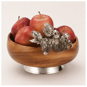 Bol de service en bois d'acacia artisanal de qualité supérieure avec accents floraux décoratifs en étain, élégant centre de table pour fruits secs - Product Image 4