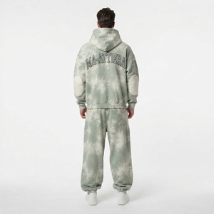 Ensemble survêtement streetwear homme vert sauge crème tie-dye avec sweat à capuche zippé et pantalon large, panneau de manches clouté, personnalisable OEM ODM - Product Image 4
