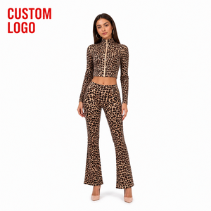 Conjunto deportivo de dos piezas para mujer con logotipo personalizado, estampado de leopardo, top corto de manga larga con cremallera completa y pantalones acampanados de cintura alta. - Product Image 1