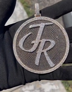 Collier pendentif en moissanite de luxe de qualité export, en argent 925, taille ronde VVS1, bijoux étincelants pour hommes, en vente - Product Image 6