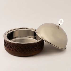 Plat de service de luxe en bois avec couvercle en laiton martelé, chauffe-plat isolé pour la restauration et la décoration de mariages - Product Image 6